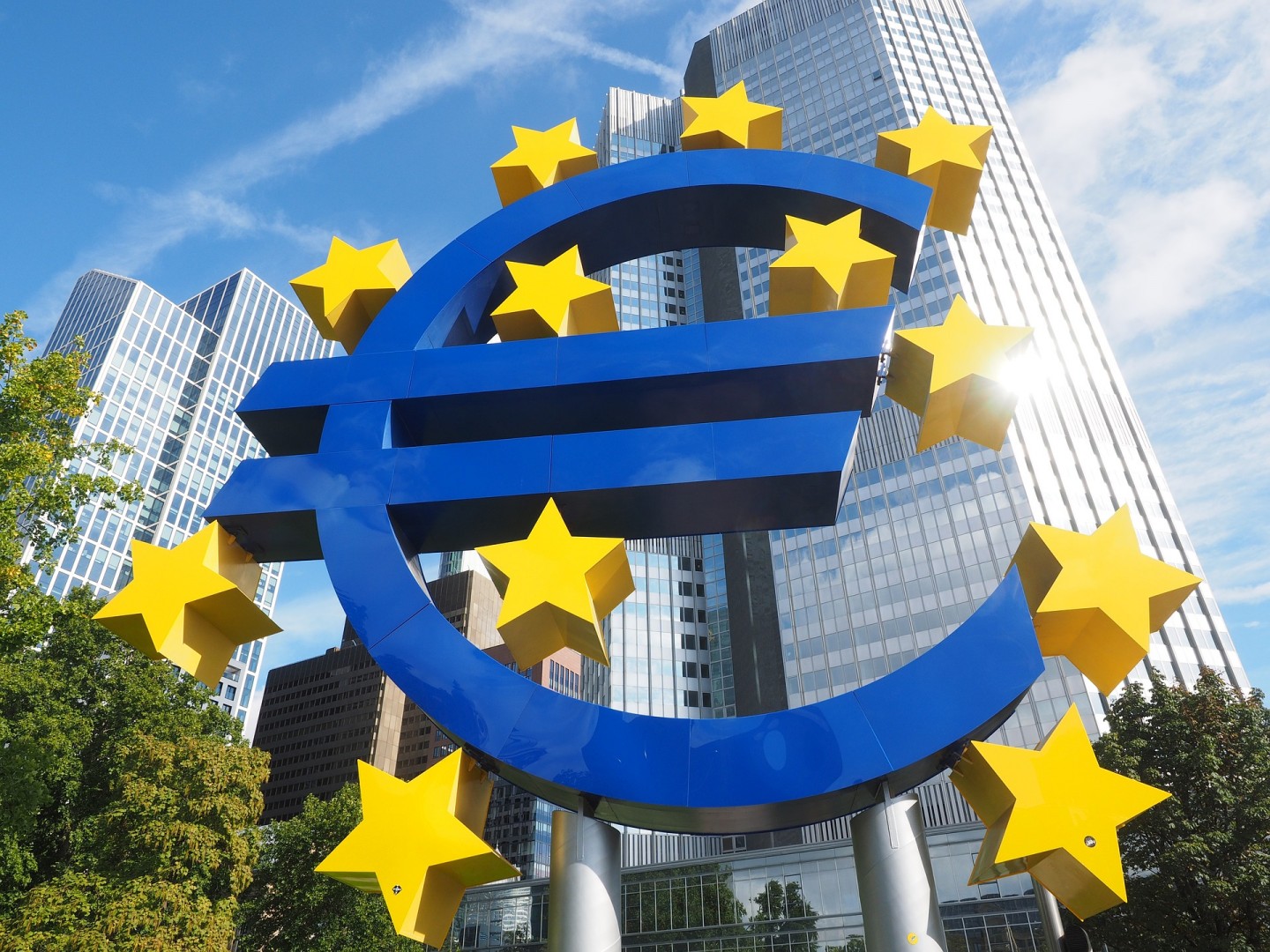 Europejski Bank Centralny odpowiada za emisję waluty euro oraz utrzymanie jej siły nabywczej na stałym poziomie co działa stabilizująco na ceny.